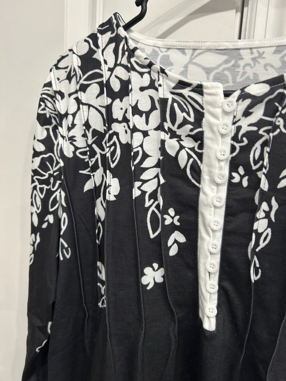 Floral Pintuck Long Sleeve Henley Top Black White Polyester Blend Boho Office - Picture 4 of 8